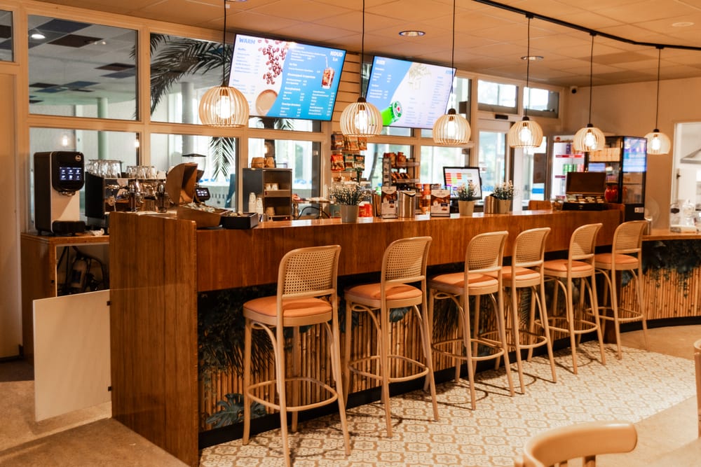 De bar van de horeca met tv-schermen erboven