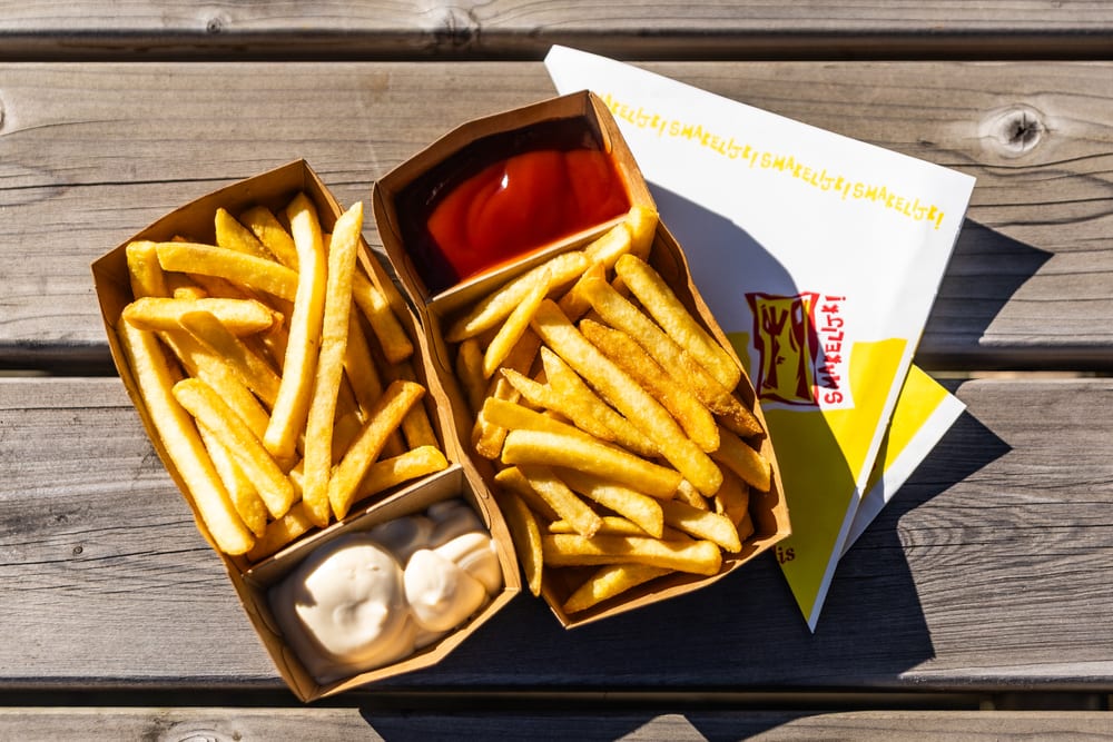 Patat met mayonaise en ketchup in een bakje