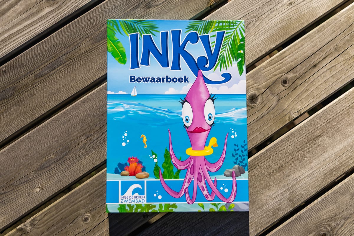 Het bewaarboek van Inky op een houten tafel