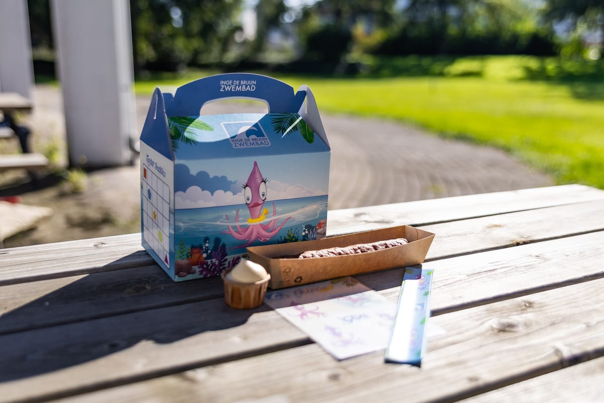 Een Inky Box op tafel met een snack ernaast