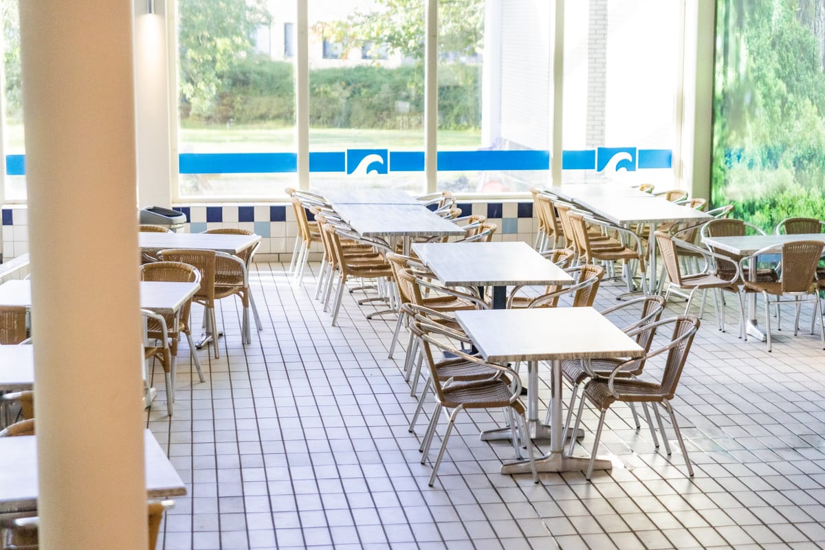 Tafels op het terras van het recreatiebad