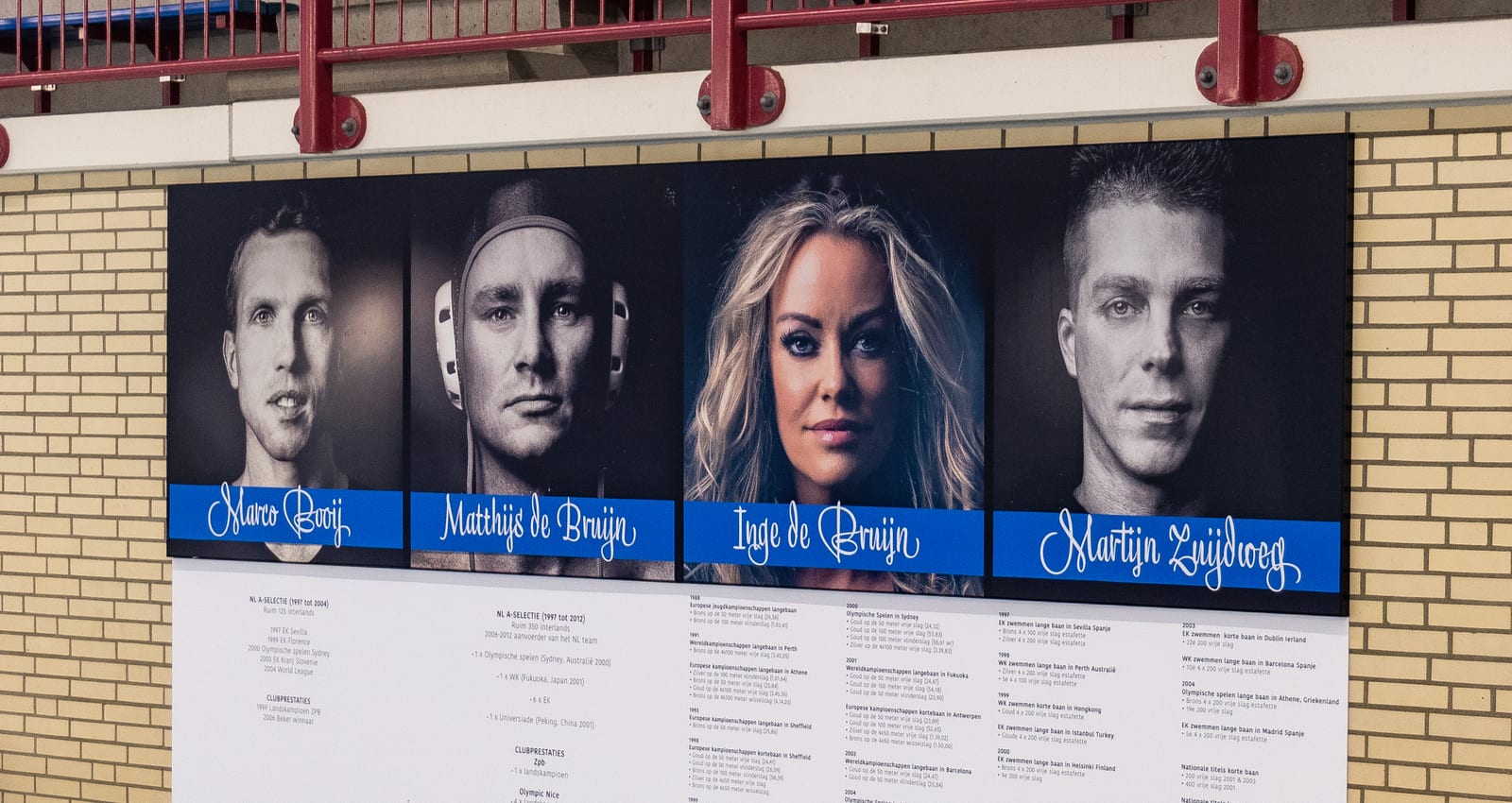 De wand in het wedstrijdbad met Marco Booij, Matthijs de Bruijn, Inge de Bruijn en Martijn Zuidweg